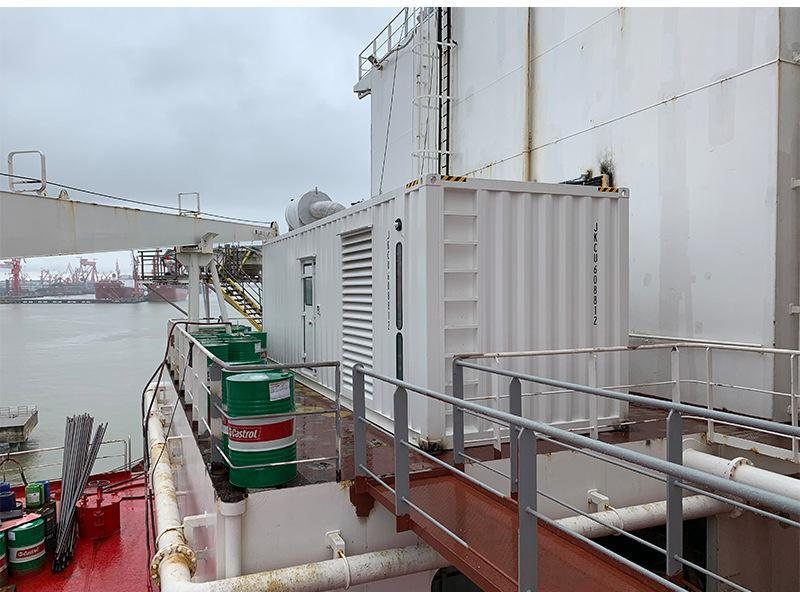 Installed on a vessel deck / offshore container running on a ship deck