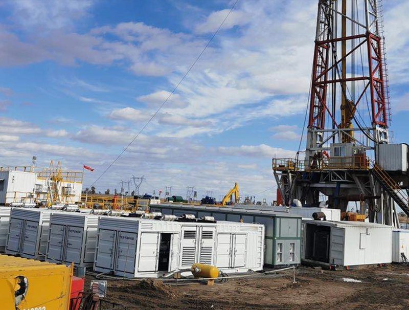 Containerised generator sets operating beside a drilling rig at a remote oilfield
